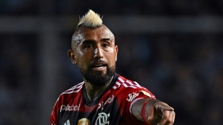 Arturo Vidal deixa Flamengo e assina com Athletico-PR