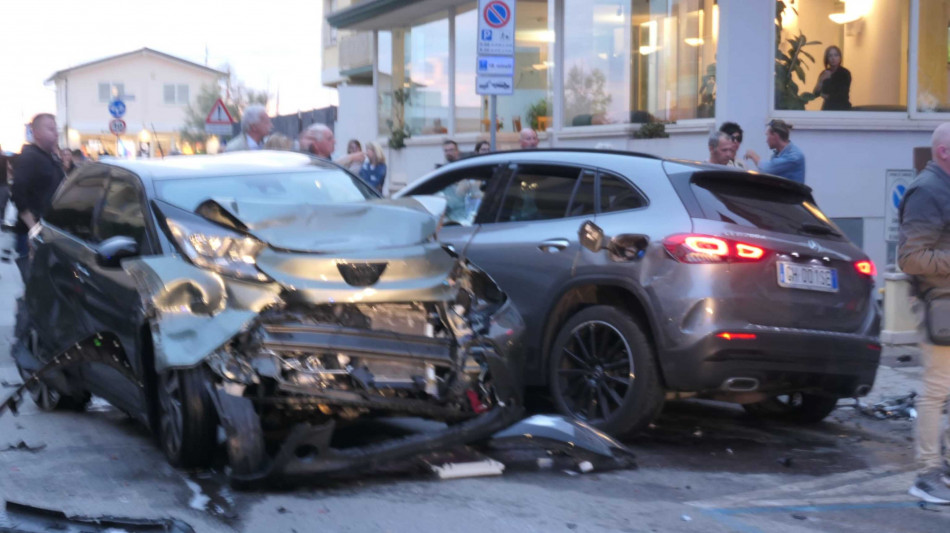 Auto investe 7 persone in Versilia, morte due ragazze