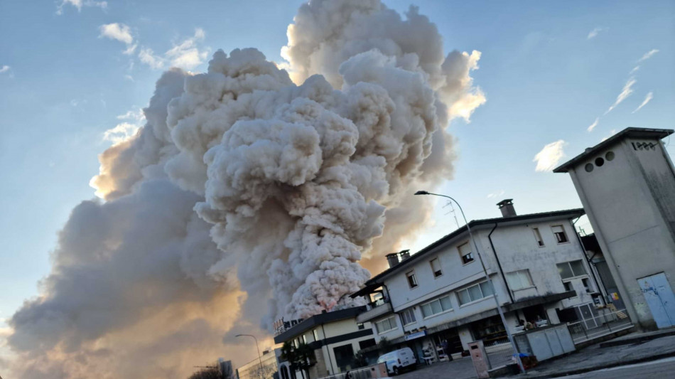 Violento incendio in azienda nel vicentino, alta colonna fumo