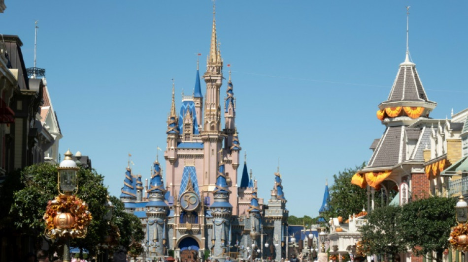 DeSantis firma ley para retomar control de zona gestionada por Disney en Florida