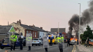 Angleterre: violents affrontements entre policiers et manifestants après une attaque au couteau