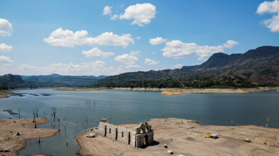 La sequía en México deja al descubierto una iglesia sumergida en un embalse