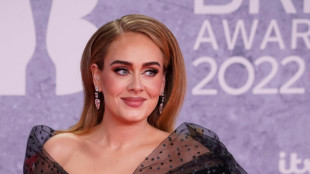 Adele hausse le ton contre les fans qui lancent des objets sur les artistes