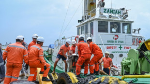 Submarinistas intentan llegar al petrolero hundido en Filipinas