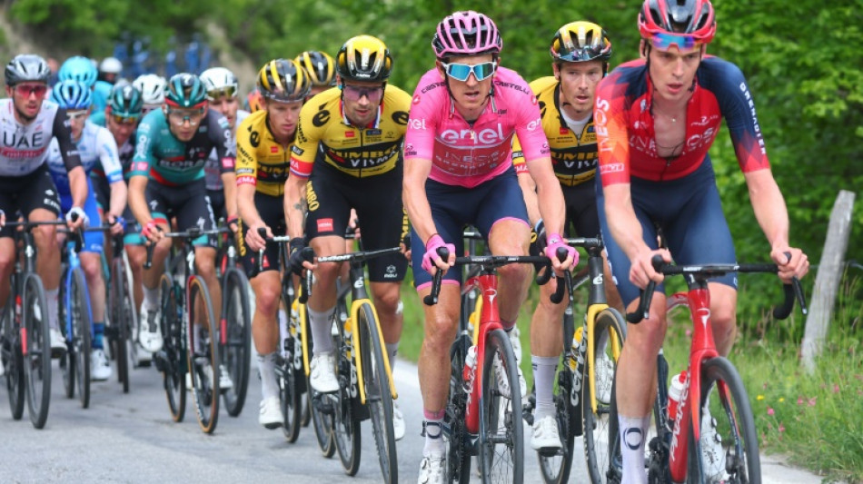 La première étape de montagne rabotée: les ennuis continuent pour le Tour d'Italie