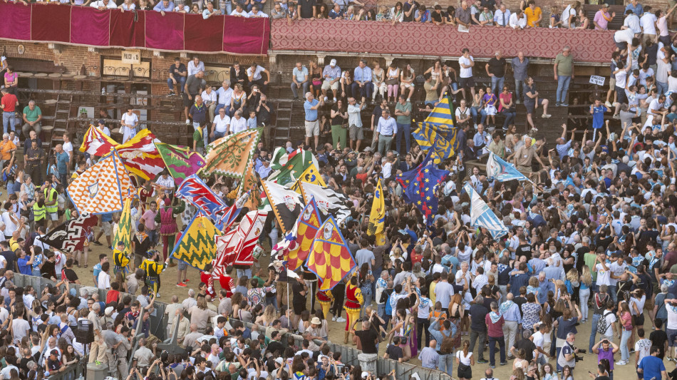 Palio di Siena, vince la contrada della Lupa