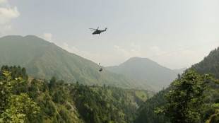 Rescatan a los 8 ocupantes de teleférico parado a 350 m de altura en Pakistán