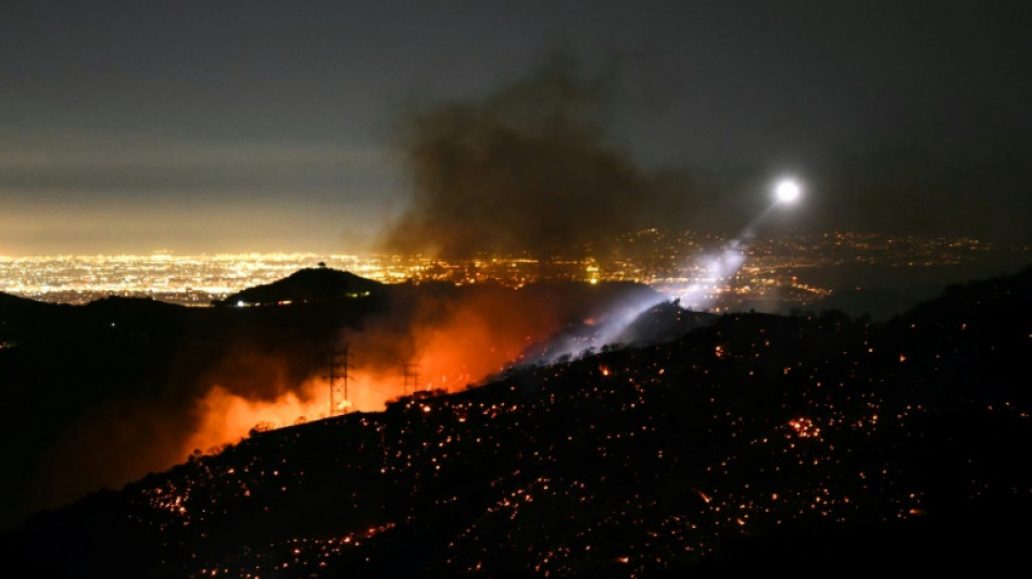 Vientos fuertes reavivan los incendios en Los Ángeles