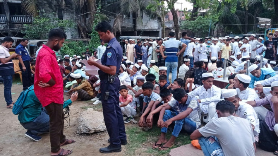 Detenidos en Bangladés 450 rohinyás que celebraban el Aid en una playa turistica