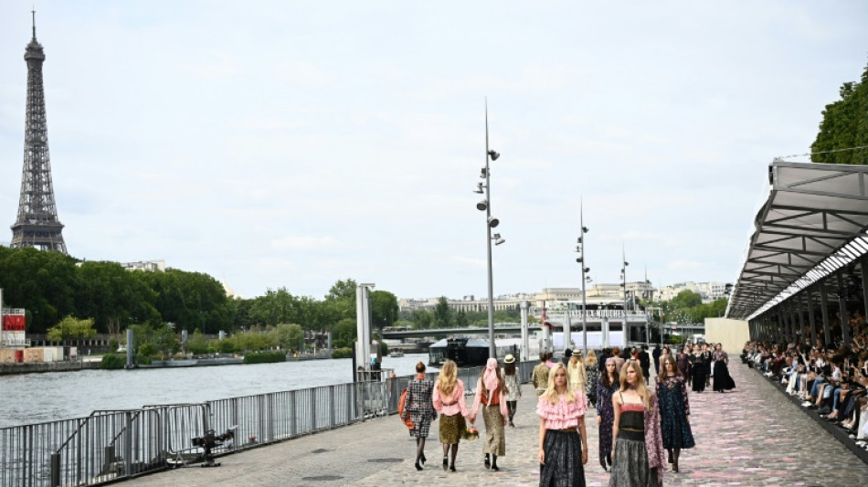 Paseo al borde del Sena de la mano de Chanel para su desfile de alta costura