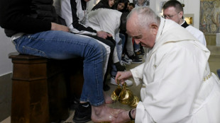 El papa lava los pies a doce jóvenes detenidos en ritual de Jueves Santo