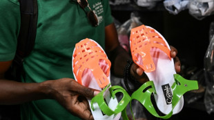 Les "lêkê", chaussures du pauvre devenues symbole de la culture ivoirienne