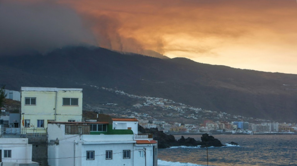 Un incendio sin control quema más de 3.000 hectáreas en la isla española de Tenerife