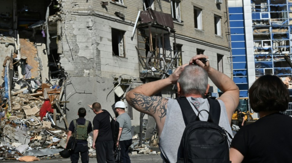 Drei Tote und dutzende Verletzte bei russischem Bombenangriff auf Charkiw