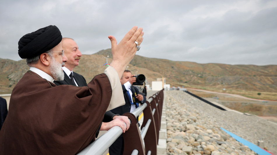 Media, atterraggio d'emergenza per elicottero con Raisi