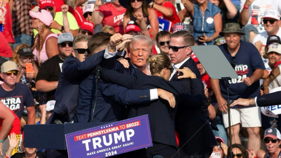 Trump blessé après des tirs qui ont fait un mort lors d'un meeting