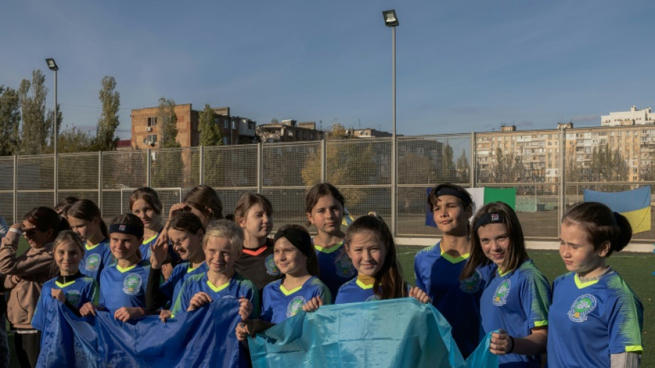 Em Kherson, time de meninas joga futebol para esquecer da guerra