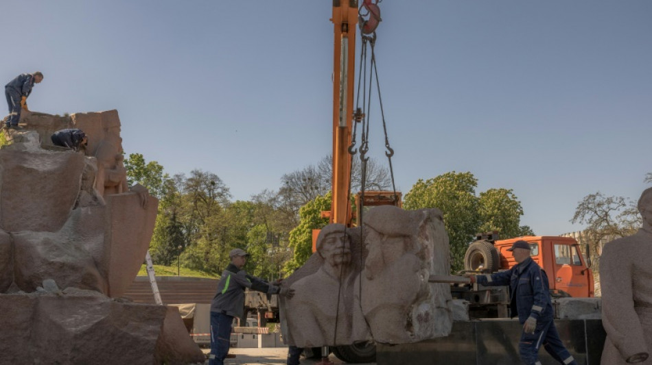 Kiew demontiert sowjetisches Freundschafts-Denkmal