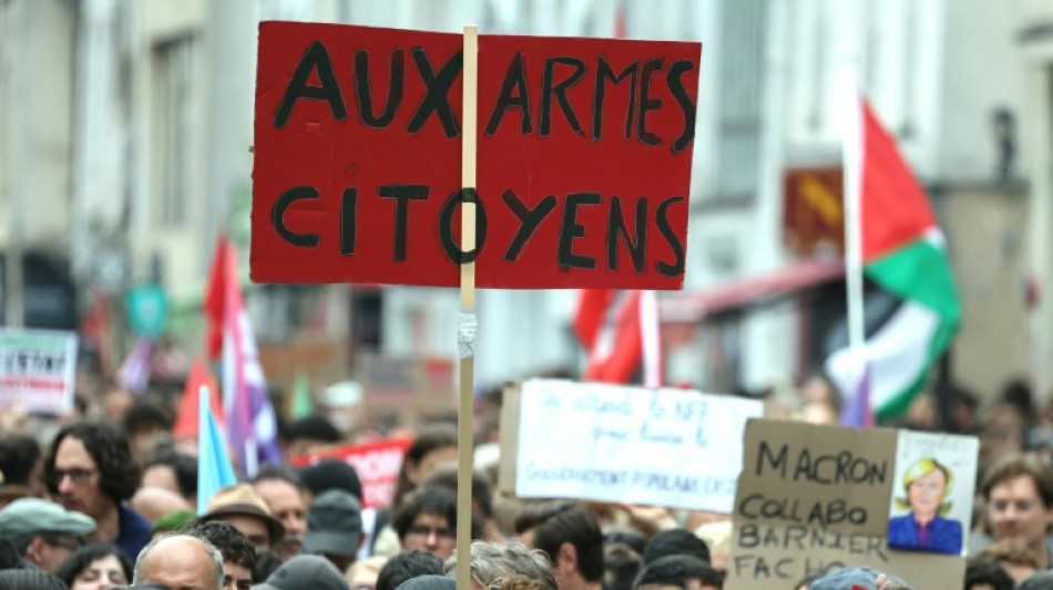 Manifestantes de esquerda protestam na França contra novo primeiro-ministro