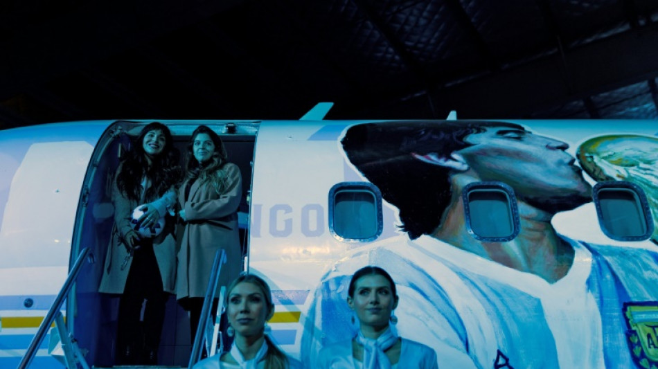 Presentan avión en homenaje a Maradona en Argentina: el "Tango D10S"