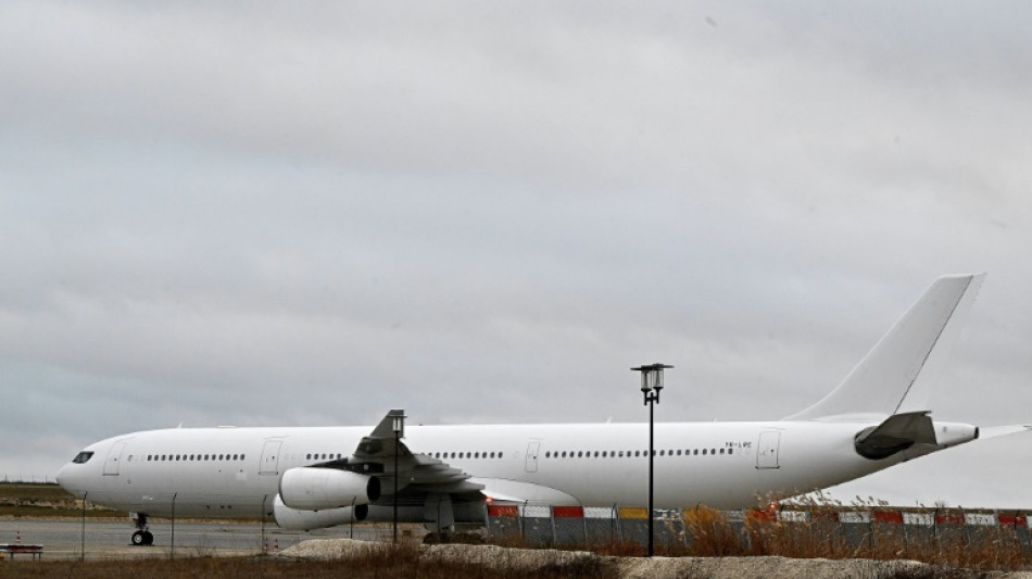 Siguen bloqueados pasajeros indios de vuelo a Nicaragua retenido en Francia por presunto tráfico de personas