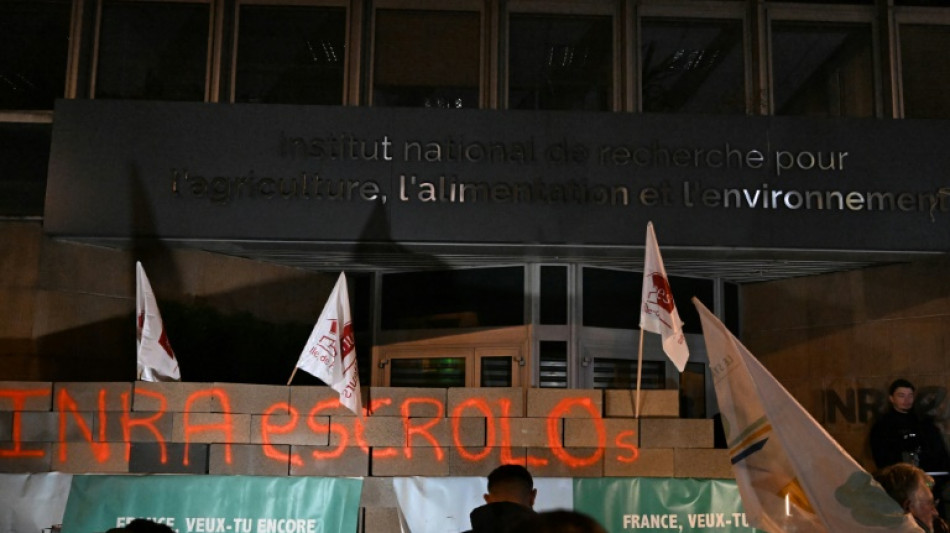 Plus d'une centaine d'agriculteurs érigent un mur devant l'institut Inrae à Paris