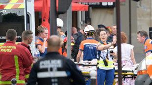 Effondrement d'un immeuble à Paris: une personne toujours portée disparue, six blessés graves