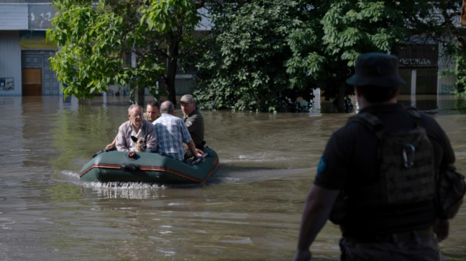 Barrage détruit en Ukraine: des milliers de civils évacués, Kherson en partie inondée