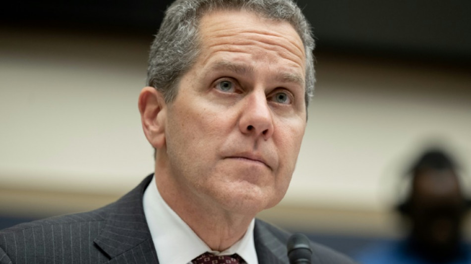 US Fed's top banking regulator says he will step down early