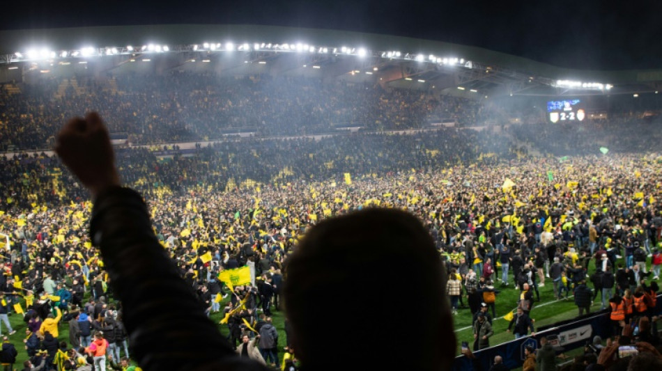 Coupe: les supporters envahissent le terrain à Nantes