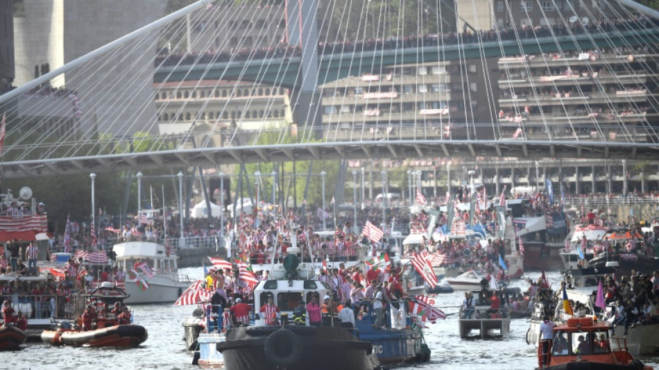 Bilbao festeja el título de Copa del Rey con su emblemática gabarra