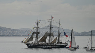 Veleiro 'Belém' com a chama olímpica zarpa da Grécia para o sul da França