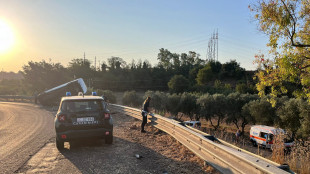 In fuga dai carabinieri finiscono fuori strada, un morto