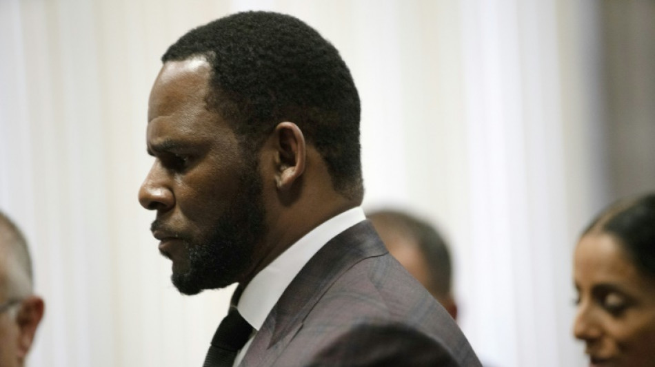 Le chanteur américain R. Kelly, coupable de crimes sexuels, condamné à 30 ans de prison