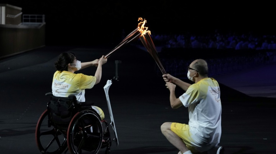 Sous une pluie battante, la flamme des Jeux paralympiques allumée en Angleterre