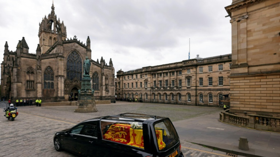 Sarg der Queen in Edinburgh eingetroffen