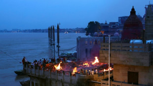 Le long du fleuve sacré de l'Inde, derniers moments apaisés avant la mort