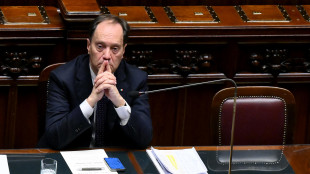 Governo pone fiducia sulla manovra,scuse Ciriani per ritardo