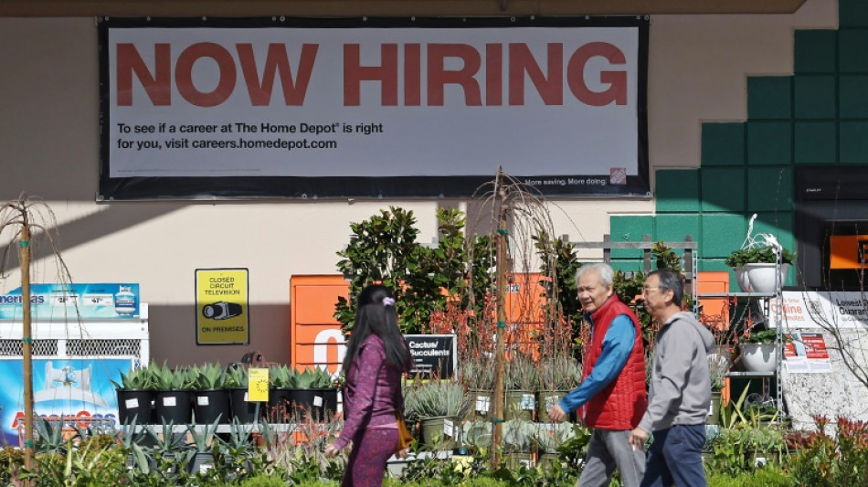 Mercado laboral se debilita en abril en EEUU