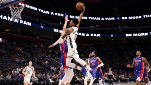 Antetokounmpo y Middleton lideran la paliza de los Bucks a los Pistons