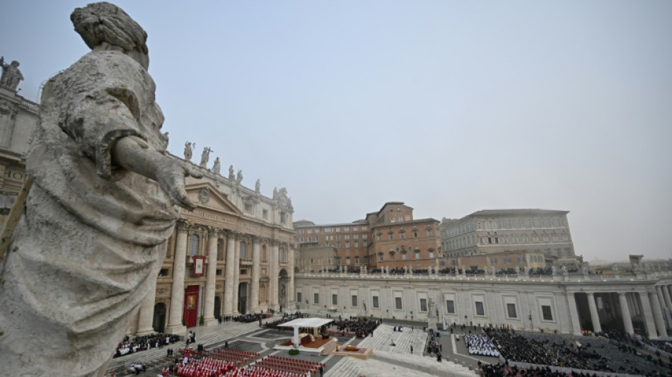 Le pape François préside les obsèques de Benoît XVI place Saint-Pierre