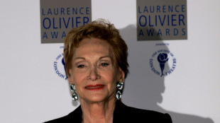 Las actrices Judi Dench y Siân Phillips, primeras mujeres admitidas en un club de Londres reservado a hombres