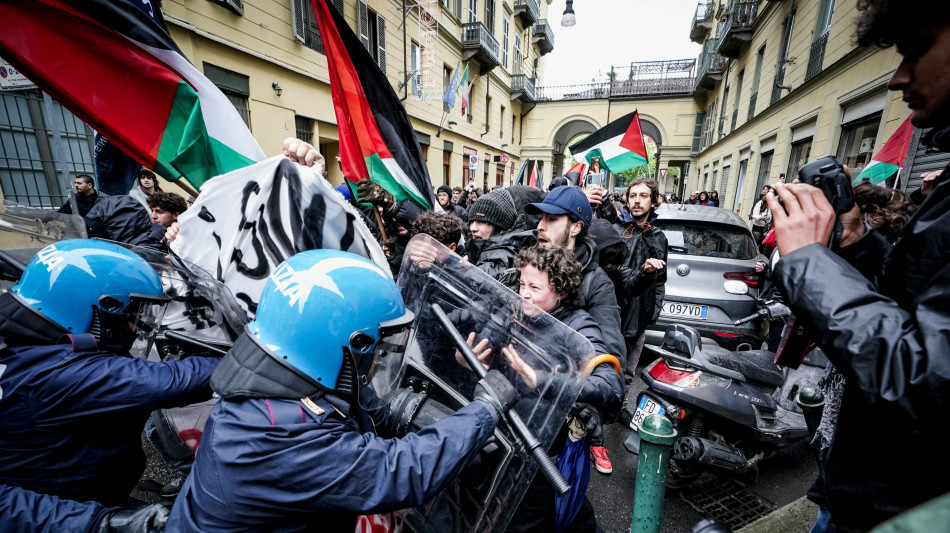 Corteo a Torino, sette contusi tra le forze dell'ordine