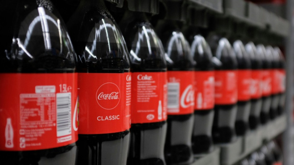 Des traces de microplastiques dans le Coca-Cola et le Schweppes en bouteille, selon une association française