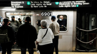 Polícia prende suspeito de atear fogo em mulher no metrô de Nova York