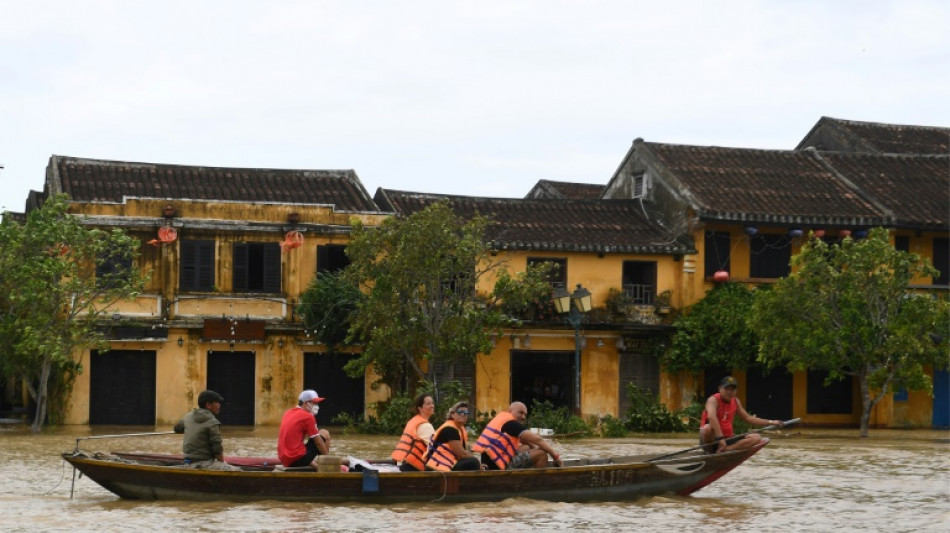 Tifón Noru azota a Vietnam y destruye viviendas