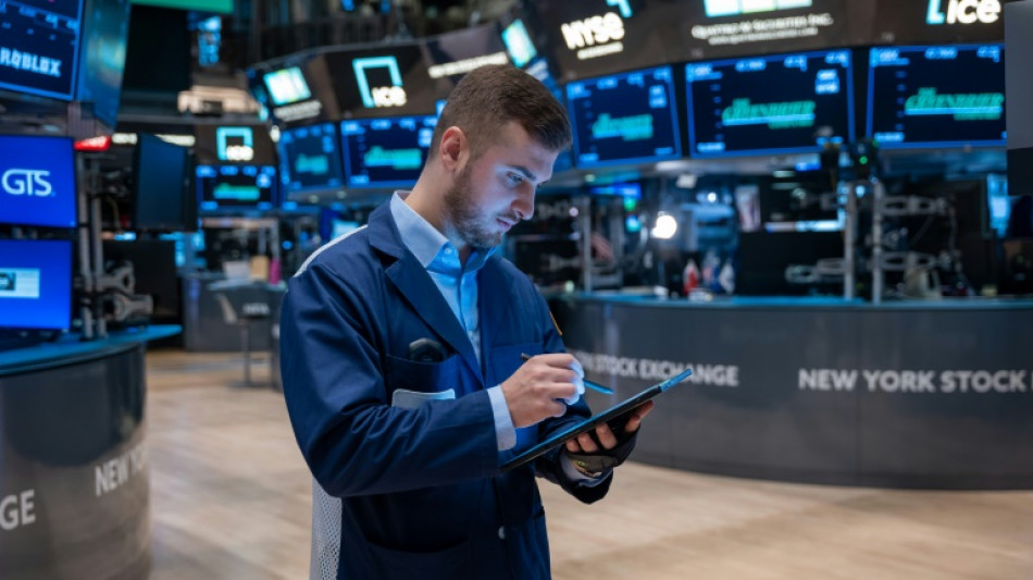 Wall Street finit en baisse, résultats contrastés et attentisme