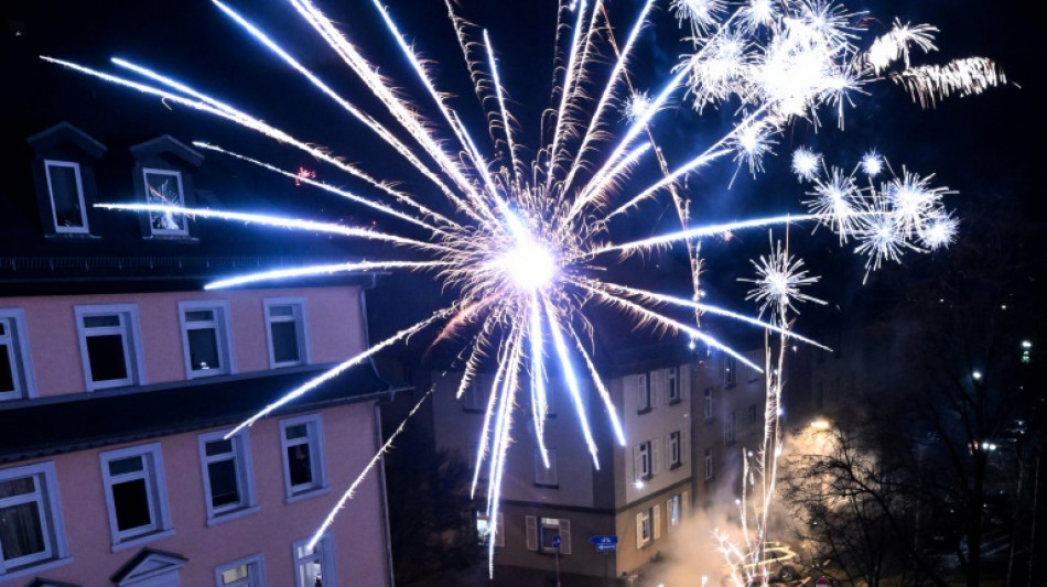 Angriffe auf Einsatzkräfte zum Jahreswechsel - Drei Tote durch Pyrotechnik