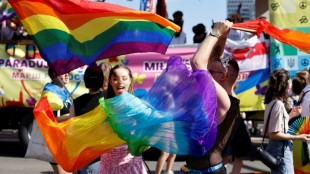 Polen und Ukrainer mit Regenbogenfahnen bei Pride-Parade durch Warschau