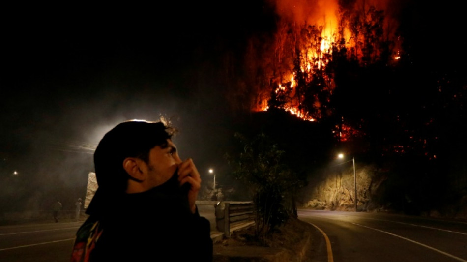 Incendios forestales en Quito obligan a evacuación de 100 familias